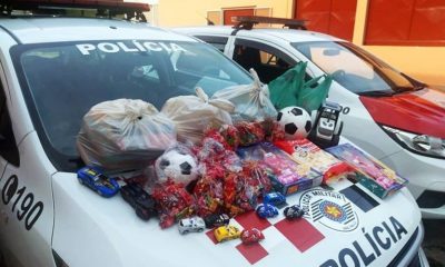 Foto de alimentos e brinquedos em cima de viatura da polícia militar de Jundiaí