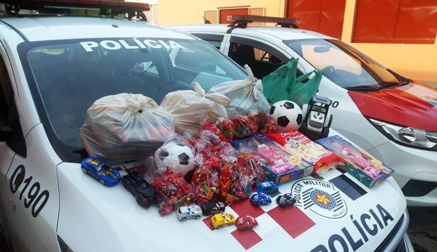 Foto de alimentos e brinquedos em cima de viatura da polícia militar de Jundiaí