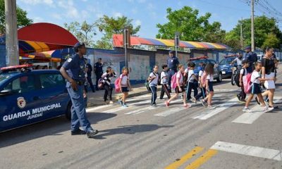 Crianças atravessando na faixa