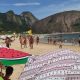 Praia carioca lotada de banhistas