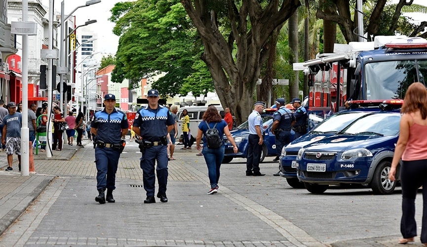 Fotos de guardas municipais no centro de Jundiaí