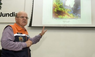 Coronel Gimenez apresentando mapa em telão