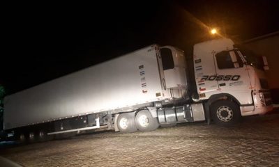 caminhão em acostamento durante à noite