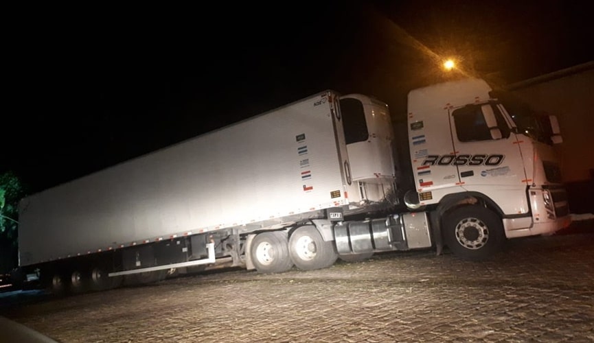 caminhão em acostamento durante à noite