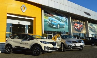Foto da fachada da Renault Valec, com carros novos na frente