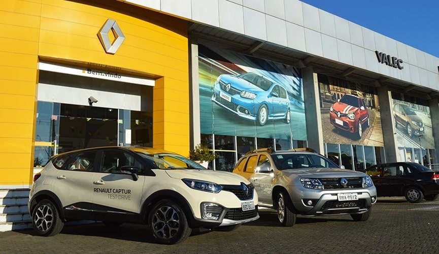 Foto da fachada da Renault Valec, com carros novos na frente