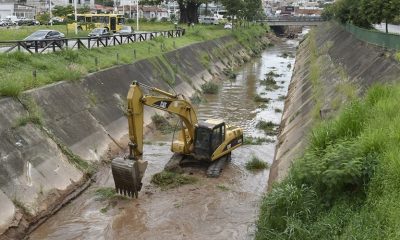 Foto de máquina retroescavadeira em rio de Jundiaí