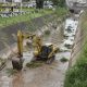 Foto de máquina retroescavadeira em rio de Jundiaí