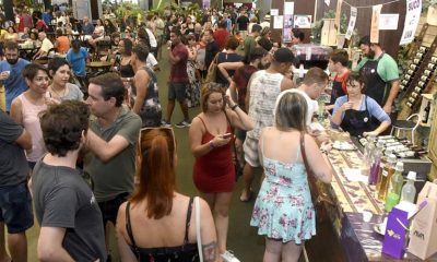 Pessoas em exposição de vinho