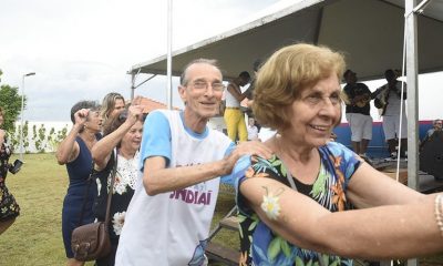 Idosos em fila de dança