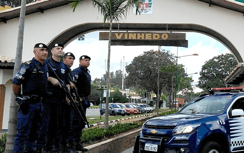Guardas municipais na entrada de Vinhedo