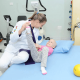 Profissional realiza fisioterapia com criança assistida pelo Grendacc