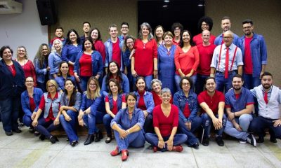 Pessoas com uniforme azul e vermelho