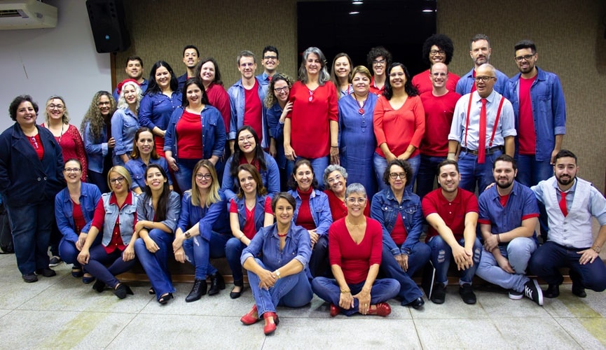 Pessoas com uniforme azul e vermelho