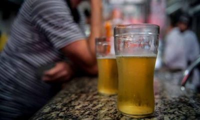 copos de cerveja em balcão de bar