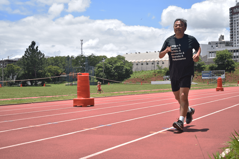 Roberto Itimura corre na pista de atletismo do Bolão