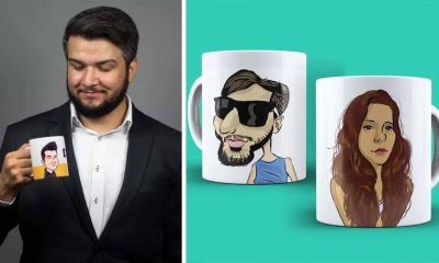 à esquerda, homem segura caneca com caricatura; à direita, duas canecas com caricaturas