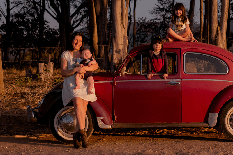 Susana e crianças encostados no carro