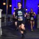jovem adulto maratonista correndo em meia maratona da disney