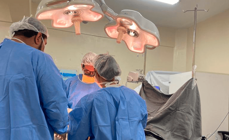 Médicos fazem captação de órgãos em centro cirúrgico