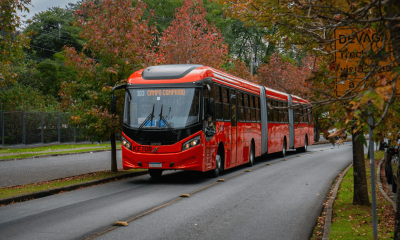 Ônibus BRT vermelho em rua