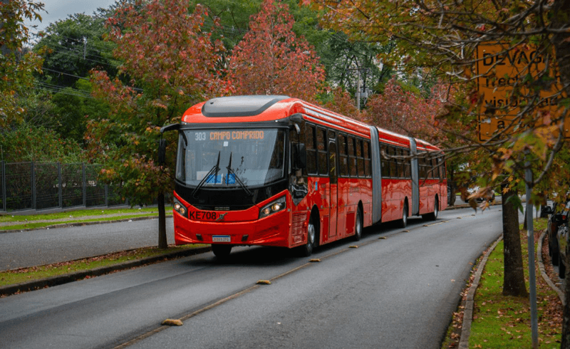 Ônibus BRT vermelho em rua