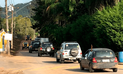 Carros entram em área da Serra