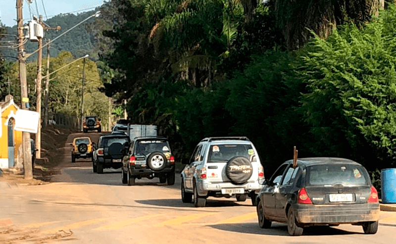 Carros entram em área da Serra