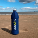 Choose Water de embalagem azul em uma areia de praia