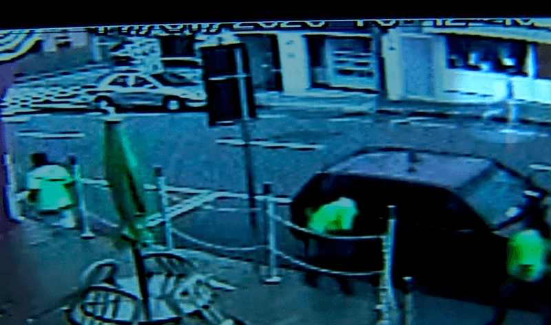 Imagem de câmera de segurança, mostra homens entrando em carro