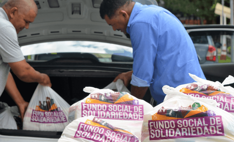 Escolas com alimentos são colocadas em porta-malas de carro