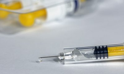 Seringa de vacina com líquido transparente