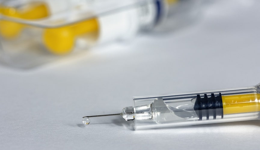 Seringa de vacina com líquido transparente