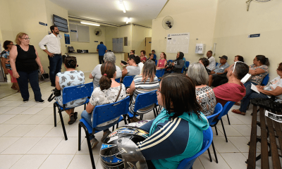 Luiz Fernando fala aos pacientes na sala de espera