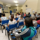 Luiz Fernando fala aos pacientes na sala de espera