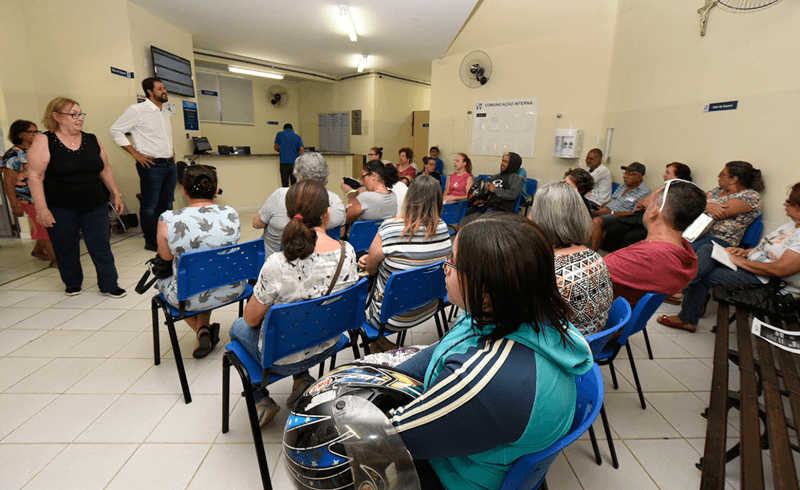 Luiz Fernando fala aos pacientes na sala de espera