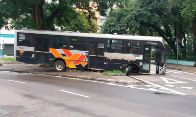 Ônibus da Rápido Luxo enroscado em canteiro