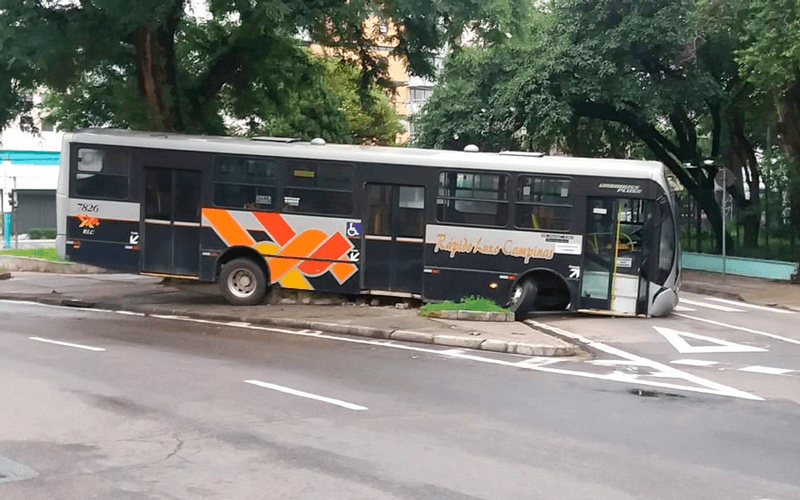 Ônibus da Rápido Luxo enroscado em canteiro