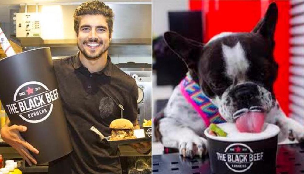 homem segurando hamburguer e cachorro chupando sorvete