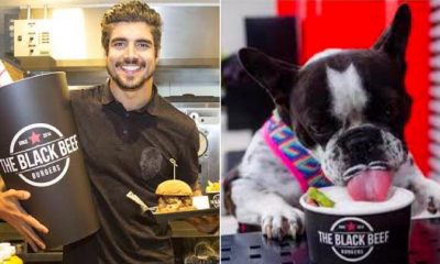 homem segurando hamburguer e cachorro chupando sorvete