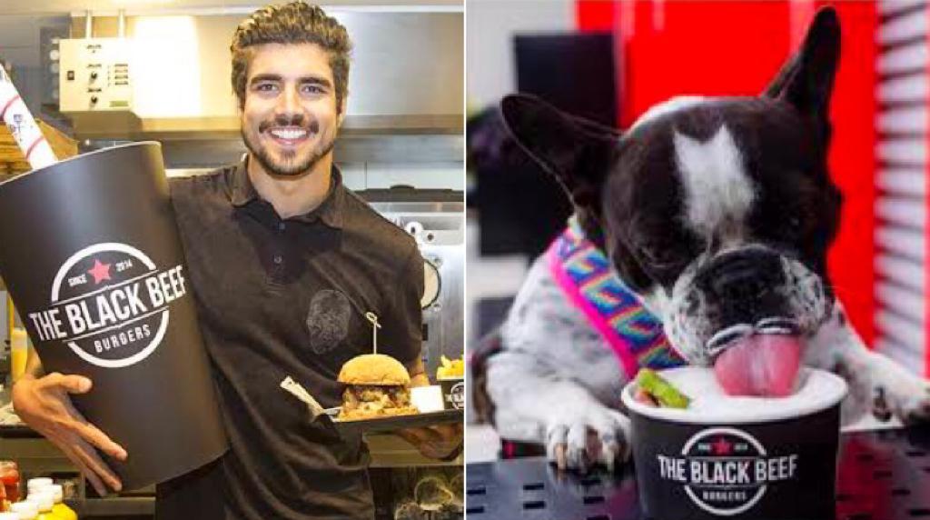 homem segurando hamburguer e cachorro chupando sorvete