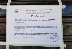 cartaz com dizeres de interditado 