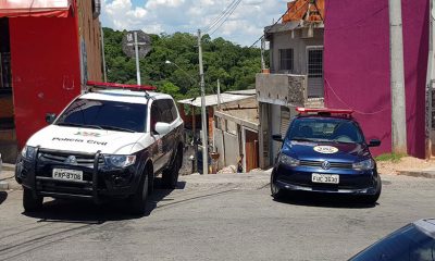 viaturas da guarda municipal e de fiscalização subindo uma rua de residencial