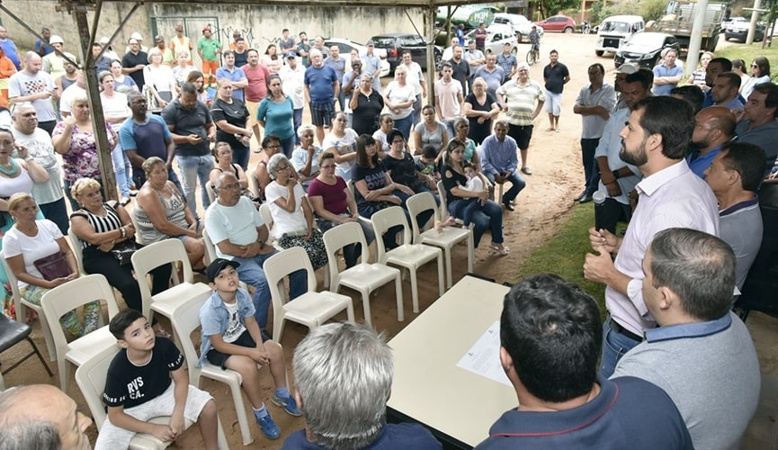 Prefeito de Jundiaí, Luiz Fernando Machado, falando em público durante reunião