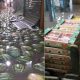 Foto de melancias e caixas de morango boiando em água de enchente em SP