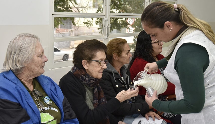 Foto de senhora tomando chá