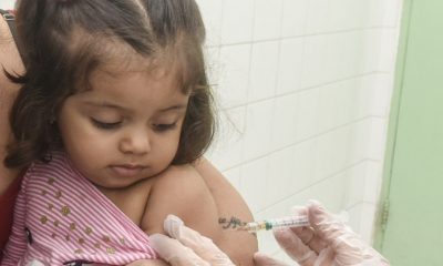Criança tomando vacina de Sarampo