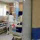 Foto de enfermeira atendendo paciente internado no Hospital São Vicente, em Jundiaí