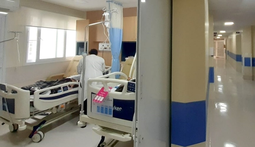 Foto de enfermeira atendendo paciente internado no Hospital São Vicente, em Jundiaí