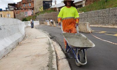 Foto de profissionais trabalhando em reparos no asfalto
